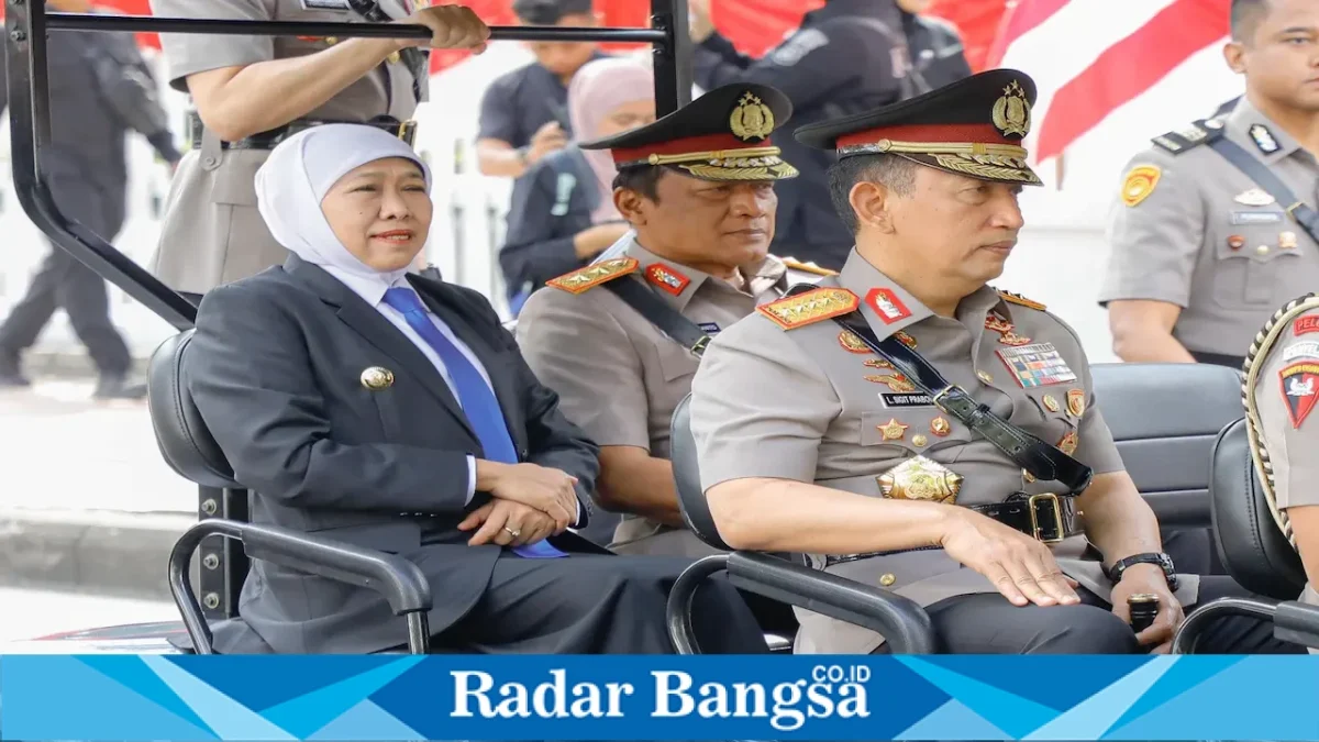 Gubernur Jawa Timur Khofifah Indar Parawansa menghadiri Upacara Peringatan Hari Juang Polri 2026 di Monumen Perjuangan Polri, Jalan Raya Darmo, Surabaya, Jumat (21/8/2026). (Foto Dok Ho/RadarBangsa.co.id)