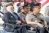 Gubernur Jawa Timur Khofifah Indar Parawansa menghadiri Upacara Peringatan Hari Juang Polri 2026 di Monumen Perjuangan Polri, Jalan Raya Darmo, Surabaya, Jumat (21/8/2026). (Foto Dok Ho/RadarBangsa.co.id)