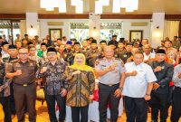 Gubernur Jawa Timur Khofifah Indar Parawansa bersama Forkopimda, FKUB, dan organisasi masyarakat menandatangani Pakta Kesepahaman Jaga Jawa Timur Damai di Surabaya, Senin (3/8/2026). (Foto Dok Ho/RadarBangsa.co.id).