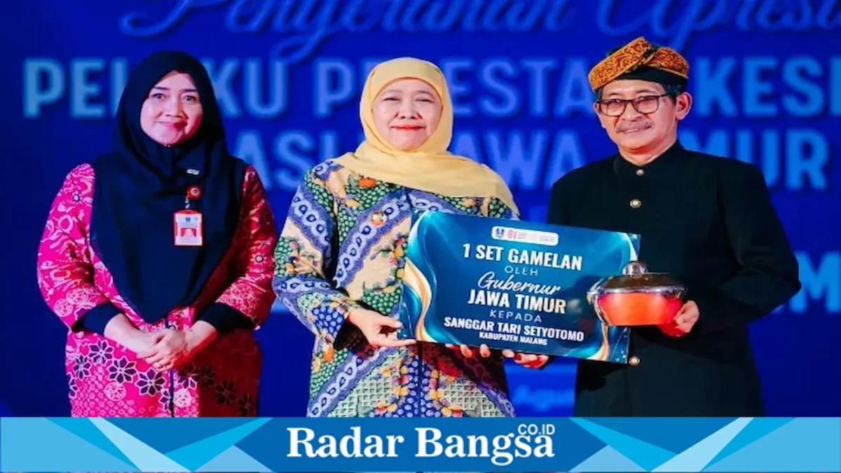 Gubernur Jawa Timur Khofifah Indar Parawansa bersama pelaku pelestari Topeng Malangan dalam acara Apresiasi Pelestari Kesenian Asli Jawa Timur di Taman Krida Budaya Jawa Timur, Kota Malang, Kamis (20/8/2026). (Foto Dok Ho/RadarBangsa.co.id)