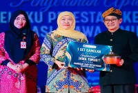 Gubernur Jawa Timur Khofifah Indar Parawansa bersama pelaku pelestari Topeng Malangan dalam acara Apresiasi Pelestari Kesenian Asli Jawa Timur di Taman Krida Budaya Jawa Timur, Kota Malang, Kamis (20/8/2026). (Foto Dok Ho/RadarBangsa.co.id)