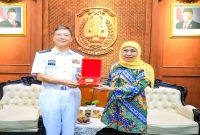 Gubernur Jawa Timur Khofifah Indar Parawansa menerima Konsul Jenderal Republik Rakyat Tiongkok di Surabaya Ye Su bersama delegasi Armada Angkatan Laut RRT di Gedung Negara Grahadi, Surabaya, Selasa (4/8), (Foto Dok Ho/RadarBangsa.co.id)