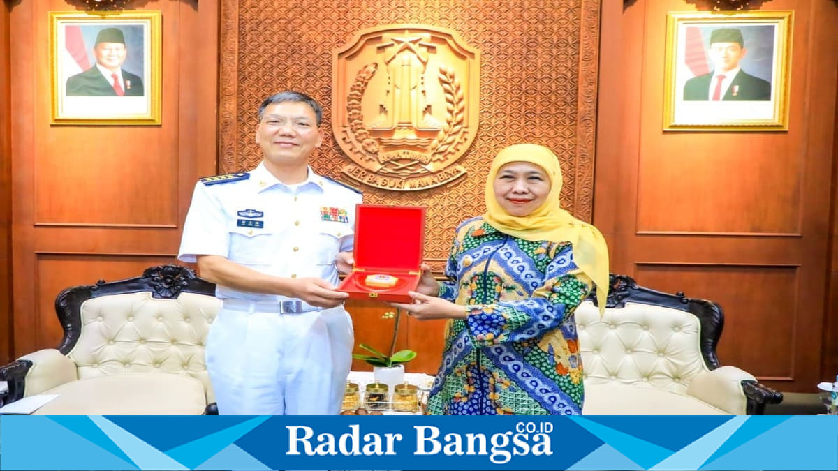 Gubernur Jawa Timur Khofifah Indar Parawansa menerima Konsul Jenderal Republik Rakyat Tiongkok di Surabaya Ye Su bersama delegasi Armada Angkatan Laut RRT di Gedung Negara Grahadi, Surabaya, Selasa (4/8), (Foto Dok Ho/RadarBangsa.co.id)