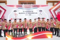 Gubernur Jawa Timur Khofifah Indar Parawansa melepas Kontingen Daerah Gerakan Pramuka Jawa Timur menuju Jambore Nasional XII di halaman Gedung Negara Grahadi, Surabaya, Kamis (6/8). (Foto Dok Ho/RadarBangsa.co.id)