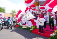 Gubernur Jawa Timur Khofifah Indar Parawansa memberangkatkan Tim Bakti Negeri Anak Bangsa dari Gedung Negara Grahadi, Surabaya, Jumat 7 Agustus 2026. (Foto Dok Ho/RadarBangsa.co.id)