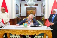 Gubernur Jawa Timur Khofifah Indar Parawansa menerima kunjungan Duta Besar Kerajaan Maroko untuk Republik Indonesia H.E. Mr. Redouane Houssaini di Gedung Negara Grahadi, Surabaya, Senin (3/8/2026). Pertemuan membahas kerja sama perdagangan, investasi, pendidikan, dan budaya. (Foto Dok Ho/RadarBangsa.co.id)