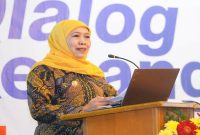 Gubernur Khofifah Indar Parawansa bersama Forkopimda, FKUB, dan organisasi masyarakat menandatangani Pakta Kesepahaman Menjaga Jawa Timur Damai di Surabaya, Senin (3/8/2026). (Foto Dok Ho/RadarBangsa.co.id).