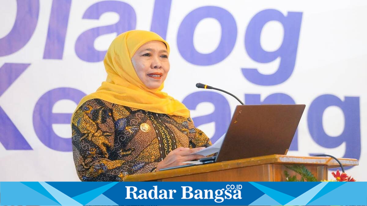 Gubernur Khofifah Indar Parawansa bersama Forkopimda, FKUB, dan organisasi masyarakat menandatangani Pakta Kesepahaman Menjaga Jawa Timur Damai di Surabaya, Senin (3/8/2026). (Foto Dok Ho/RadarBangsa.co.id).