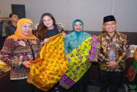 Gubernur Jawa Timur Khofifah Indar Parawansa saat memimpin Misi Dagang dan Investasi Jawa Timur-Kalimantan Barat di Novotel Convention Center Pontianak, Selasa (11/8/2026). (Foto Dok Ho/RadarBangsa.co.id)