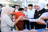 Gubernur Jawa Timur Khofifah Indar Parawansa saat meninjau Pasar Murah Pengendalian Inflasi dan Ketahanan Pangan di Kelurahan Mayangan, Kota Pasuruan, Rabu (5/8). (Foto Dok Ho/RadarBangsa.co.id)