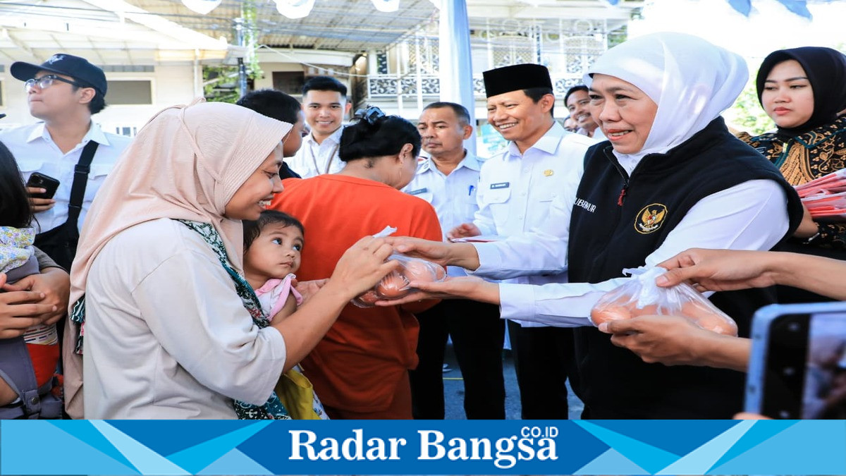 Gubernur Jawa Timur Khofifah Indar Parawansa saat meninjau Pasar Murah Pengendalian Inflasi dan Ketahanan Pangan di Kelurahan Mayangan, Kota Pasuruan, Rabu (5/8). (Foto Dok Ho/RadarBangsa.co.id)
