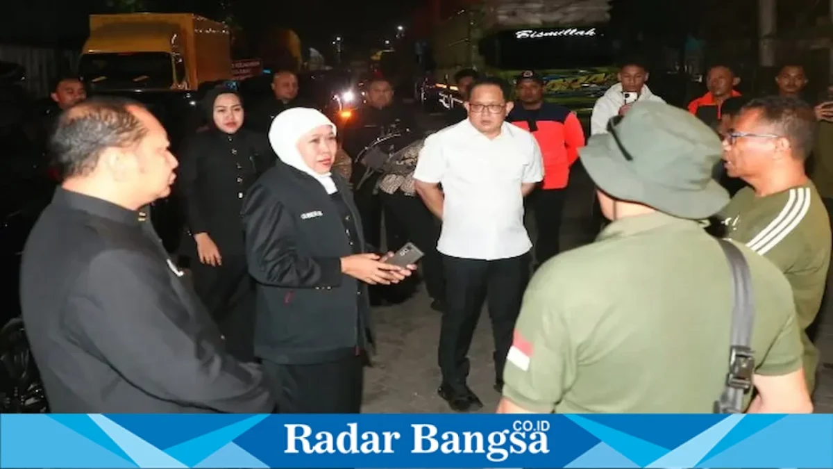 Gubernur Jawa Timur Khofifah Indar Parawansa mengecek bantuan kemanusiaan untuk korban gempa NTT di Pelabuhan Tanjung Perak, Surabaya, Kamis (20/8/2026). (Foto Dok Ho/RadarBangsa.co.id)