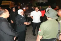 Gubernur Jawa Timur Khofifah Indar Parawansa mengecek bantuan kemanusiaan untuk korban gempa NTT di Pelabuhan Tanjung Perak, Surabaya, Kamis (20/8/2026). (Foto Dok Ho/RadarBangsa.co.id)