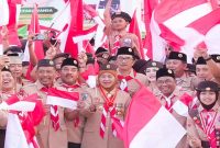 Gubernur Jawa Timur Khofifah Indar Parawansa melepas Kontingen Daerah Gerakan Pramuka Jawa Timur menuju Jambore Nasional XII 2026 di halaman Gedung Negara Grahadi, Surabaya, Kamis (6/8). (Foto Dok Ho/RadarBangsa.co.id)