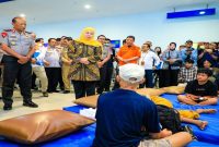 Gubernur Jawa Timur Khofifah Indar Parawansa meninjau posko penanganan kebakaran KMP Mutiara Sentosa II di Pelabuhan Tanjung Perak Surabaya, Senin (3/8). (Foto Dok Ho/RadarBangsa.co.id).