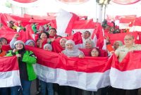  Gubernur Jawa Timur Khofifah Indar Parawansa menyapa pengemudi ojek online saat sosialisasi program pembebasan denda dan pokok tunggakan PKB di Kota Malang. Kamis, 6 Agustus 2026   (Foto Dok Ho/RadarBangsa.co.id)