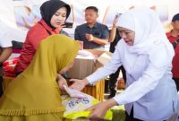 Gubernur Jawa Timur Khofifah Indar Parawansa membagikan Bendera Merah Putih kepada warga di pasar murah Gresik, Sabtu (1/8/2026). (Foto Dok Ho/RadarBangsa.co.id)