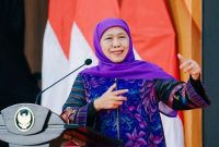 Gubernur Jawa Timur Khofifah Indar Parawansa menyampaikan arah penguatan pendidikan vokasi saat menghadiri Olimpiade Vokasi Indonesia (OLIVIA) XI 2026 di Surabaya, Selasa (4/8/2026). (Foto Dok Ho/RadarBangsa.co.id).