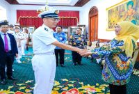 Gubernur Jawa Timur Khofifah Indar Parawansa menerima Konsul Jenderal RRT di Surabaya Ye Su bersama delegasi Armada Angkatan Laut RRT di Gedung Negara Grahadi, Surabaya, Selasa (4/8),. (Foto Dok Ho/RadarBangsa.co.id)