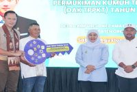 Gubernur Jawa Timur Khofifah Indar Parawansa bersama Menko Infrastruktur dan Pembangunan Kewilayahan RI Agus Harimurti Yudhoyono meresmikan Program DAK-TPPKT 2025 di Desa Campurejo, Kecamatan Panceng, Kabupaten Gresik, Sabtu (1/8). Foto Dok Ho/RadarBangsa.co.id
