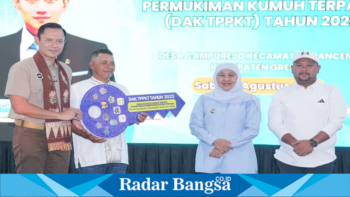 Gubernur Jawa Timur Khofifah Indar Parawansa bersama Menko Infrastruktur dan Pembangunan Kewilayahan RI Agus Harimurti Yudhoyono meresmikan Program DAK-TPPKT 2025 di Desa Campurejo, Kecamatan Panceng, Kabupaten Gresik, Sabtu (1/8). Foto Dok Ho/RadarBangsa.co.id