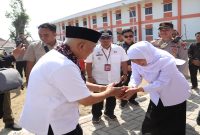Gubernur Jawa Timur Khofifah Indar Parawansa didampingi Bupati Malang HM Sanusi membuka MPLS Sekolah Rakyat Terintegrasi Kabupaten Malang 1 di Desa Srigonco, Kecamatan Bantur, Jumat (31/7/2026). (Foto Dok Ho/RadarBangsa.co.id)