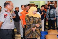 Gubernur Khofifah Indar Parawansa bersama Kapolda Jatim Irjen Pol. Nanang Avianto meninjau Posko Penanganan Korban Kebakaran KMP Mutiara Sentosa II di Pelabuhan Tanjung Perak, Surabaya, Senin (3/8). (Foto Dok Ho/RadarBangsa.co.id).