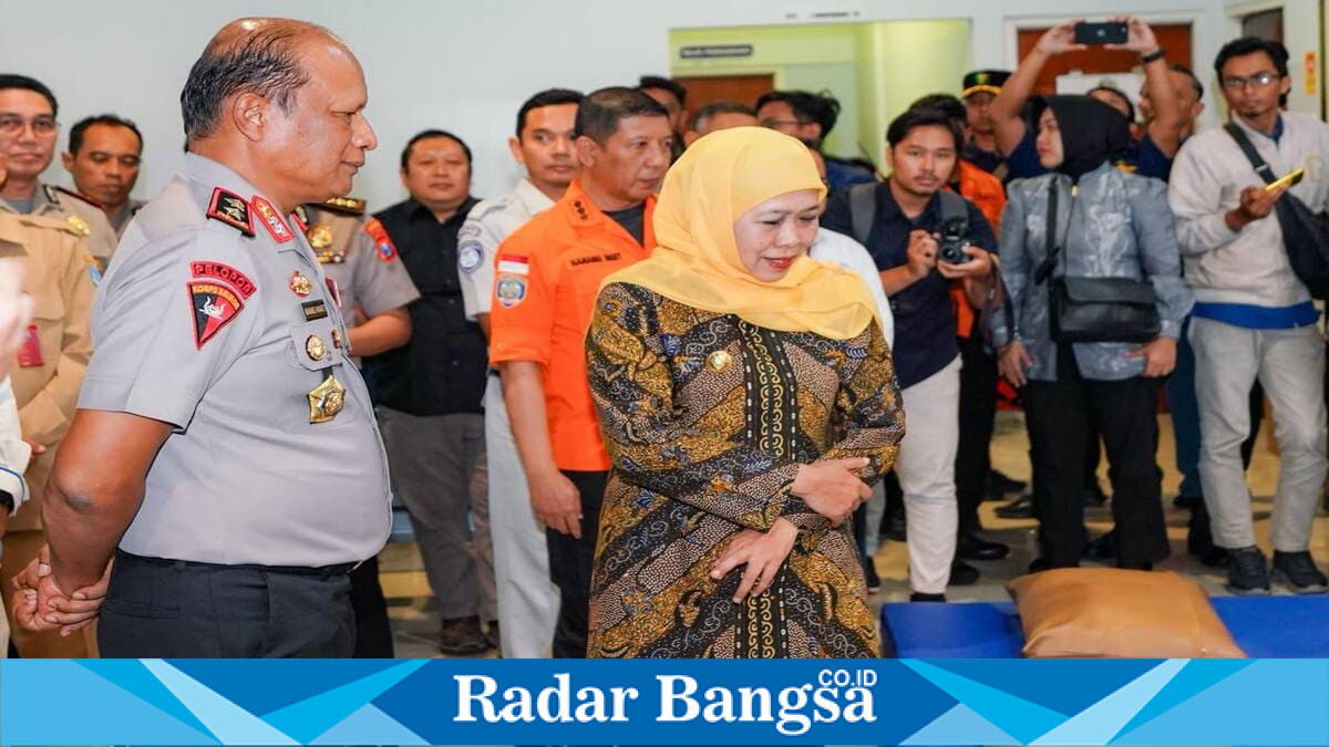 Gubernur Khofifah Indar Parawansa bersama Kapolda Jatim Irjen Pol. Nanang Avianto meninjau Posko Penanganan Korban Kebakaran KMP Mutiara Sentosa II di Pelabuhan Tanjung Perak, Surabaya, Senin (3/8). (Foto Dok Ho/RadarBangsa.co.id).