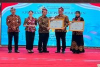 Wakil Gubernur Jawa Timur Emil Elestianto Dardak menyerahkan penghargaan Harganas ke-33 Tahun 2026 kepada Wali Kota Blitar H. Syauqul Muhibbin di Pendopo Agung Kabupaten Malang, Rabu (29/7/2026). (Foto Dok Ho/RadarBangsa.co.id)