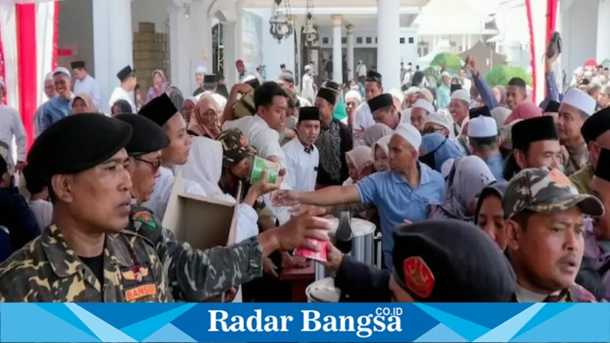 Puluhan ribu jamaah mengikuti puncak Haul ke-45 Mbah Hamid Pasuruan dan Haul ke-36 Nyai Hj Nafisah di Kota Pasuruan, Sabtu (22/8/2026). (Foto Dok Ho/RadarBangsa.co.id)