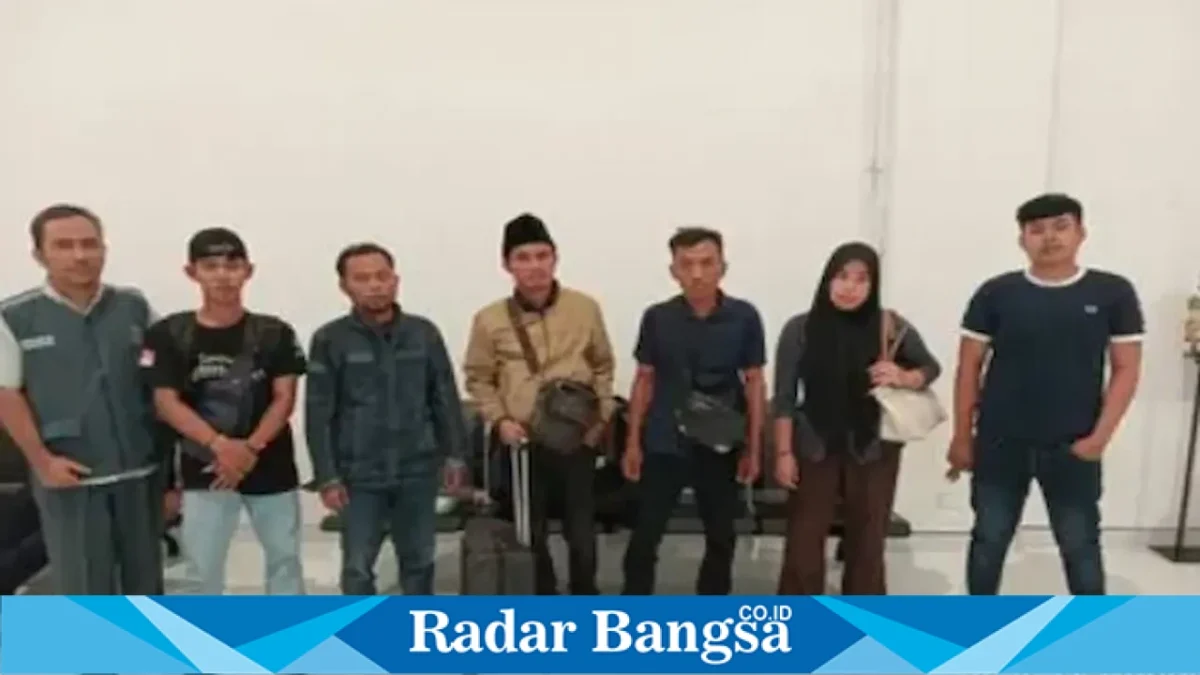 Lima PMI asal Bangkalan menjalani proses pendataan setelah dipulangkan melalui Bandara Juanda, Selasa (18/8/2026). (Foto Dok Ho/RadarBangsa.co.id)