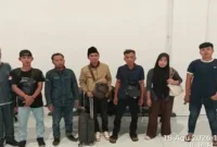Lima PMI asal Bangkalan menjalani proses pendataan setelah dipulangkan melalui Bandara Juanda, Selasa (18/8/2026). (Foto Dok Ho/RadarBangsa.co.id)