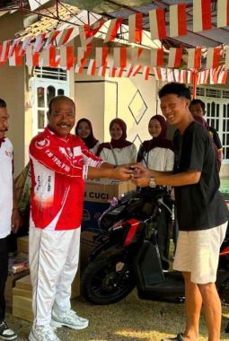 Jalan Sehat HUT RI ke-81 di Desa Puguh Berhadiah Motor Vario, Yoga Jadi Pemenang