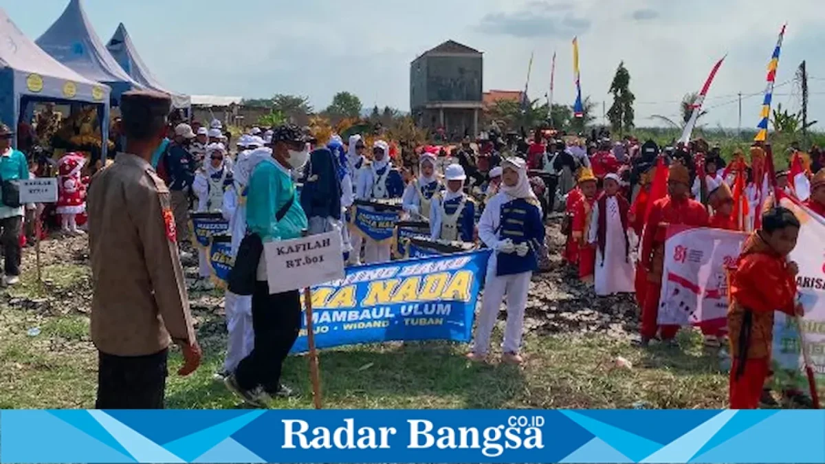 Polisi mengamankan karnaval HUT ke-81 Kemerdekaan RI di Lapangan Desa Jabung, Kecamatan Laren, Lamongan, Rabu (19/8/2026). (Foto Dok Ho/RadarBangsa.co.id)