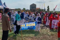 Polisi mengamankan karnaval HUT ke-81 Kemerdekaan RI di Lapangan Desa Jabung, Kecamatan Laren, Lamongan, Rabu (19/8/2026). (Foto Dok Ho/RadarBangsa.co.id)