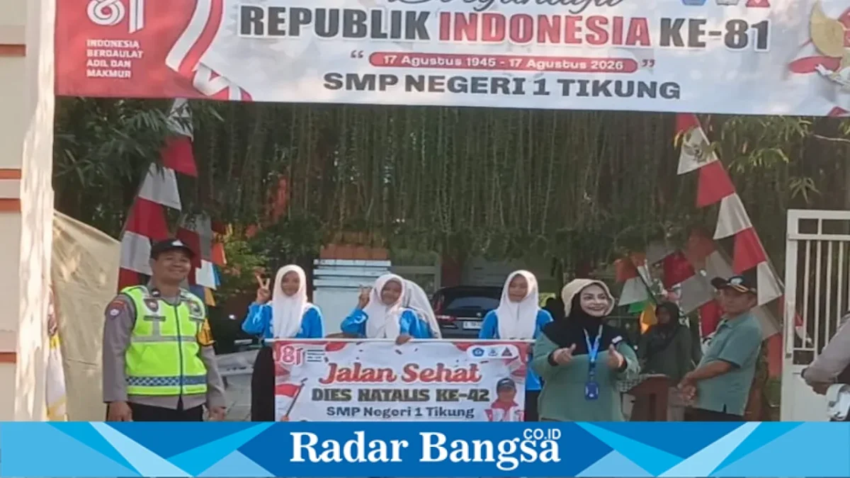 Petugas melakukan pengamanan jalan sehat dalam rangka HUT RI ke-81 SMPN Tikung, Lamongan, Senin (24/8/2026). (Foto Dok Ho/RadarBangsa.co.id)