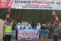 Petugas melakukan pengamanan jalan sehat dalam rangka HUT RI ke-81 SMPN Tikung, Lamongan, Senin (24/8/2026). (Foto Dok Ho/RadarBangsa.co.id)