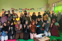 Mahasiswi PIAUD Universitas Islam Lamongan (UNISLA), Shinta Avriliyana, bersama guru dan wali murid usai kegiatan sosialisasi parenting style di salah satu PAUD di Kabupaten Lamongan, 27–28 Juli 2026. Foto Dok Ho/RadarBangsa.co.id