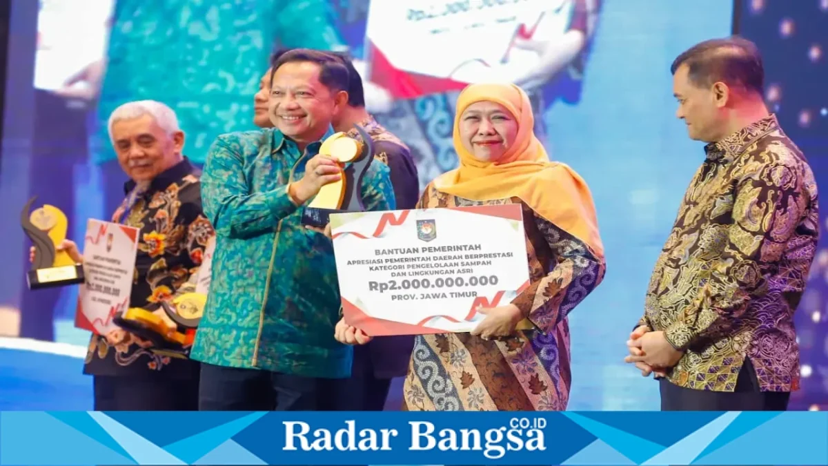 Gubernur Jawa Timur Khofifah Indar Parawansa menerima penghargaan Provinsi Terbaik I Kategori Pengolahan Sampah dan Lingkungan Asri dari Mendagri Tito Karnavian di Bali, Jumat (28/8) malam. (Dok. Ho/RadarBangsa.co.id)