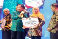 Gubernur Jawa Timur Khofifah Indar Parawansa menerima penghargaan Provinsi Terbaik I Kategori Pengolahan Sampah dan Lingkungan Asri dari Mendagri Tito Karnavian di Bali, Jumat (28/8) malam. (Dok. Ho/RadarBangsa.co.id)
