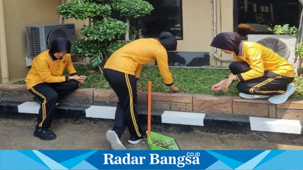 Polwan Polres Lamongan saat membersihkan lingkungan Mako Polres Lamongan, Kamis (20/8/2026). (Foto Dok Ho/RadarBangsa.co.id)