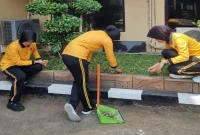 Polwan Polres Lamongan saat membersihkan lingkungan Mako Polres Lamongan, Kamis (20/8/2026). (Foto Dok Ho/RadarBangsa.co.id)