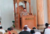 Kapolsek Laren AKP Anang Purwo Widodo, S.H., menyampaikan pesan kamtibmas pada Program Jumat Keliling di Masjid Pelangwot, Kecamatan Laren, Jumat, 7 Agustus 2027. (Foto Dok Ho/RadarBangsa.co.id)