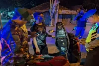 Personel gabungan melaksanakan KRYD di wilayah hukum Polsek Laren, Jumat (21/8/2026). (Foto Dok Ho/RadarBangsa.co.id)