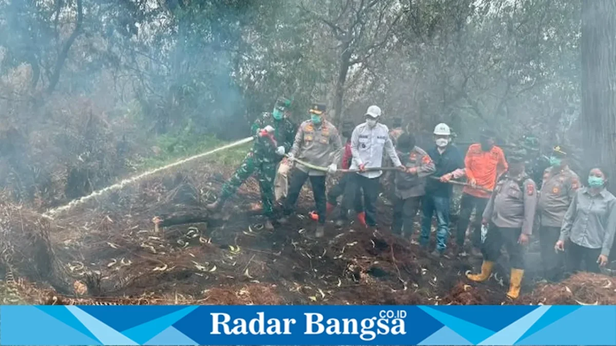 Kapolda Riau dan Pangdam XIX/Tuanku Tambusai turun langsung memimpin pemadaman Karhutla di Kerumutan, Pelalawan, Kamis (20/8/2026). (Foto Dok Ho/RadarBangsa.co.id)