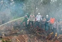 Kapolda Riau dan Pangdam XIX/Tuanku Tambusai turun langsung memimpin pemadaman Karhutla di Kerumutan, Pelalawan, Kamis (20/8/2026). (Foto Dok Ho/RadarBangsa.co.id)