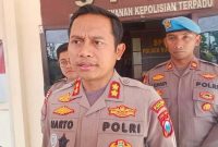 Kapolres Pasuruan AKBP Agung Harto Cahyono saat memberikan keterangan terkait insiden di Mapolsek Sukorejo, Pasuruan, Senin (10/8). (Foto Dok Ho/RadarBangsa.co.id)
