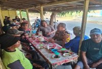 Kapolsek Laren AKP Anang Purwo Widodo bersama anggota berdialog dengan masyarakat dan kelompok tani di Warung Ketan Legendaris, Kecamatan Laren, Lamongan, Rabu (5/8/2026). (Foto Dok Ho/RadarBangsa.co.id)