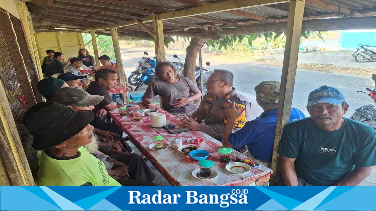Kapolsek Laren AKP Anang Purwo Widodo bersama anggota berdialog dengan masyarakat dan kelompok tani di Warung Ketan Legendaris, Kecamatan Laren, Lamongan, Rabu (5/8/2026). (Foto Dok Ho/RadarBangsa.co.id)