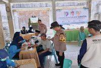 Kapolsek Laren AKP Anang Purwo Widodo bersama warga mengikuti kegiatan pemeriksaan kesehatan gratis di Balai Desa Gampangsejati, Kecamatan Laren, Lamongan, Jumat 7 Agustus 2026. (Foto Dok Ho/RadarBangsa.co.id)